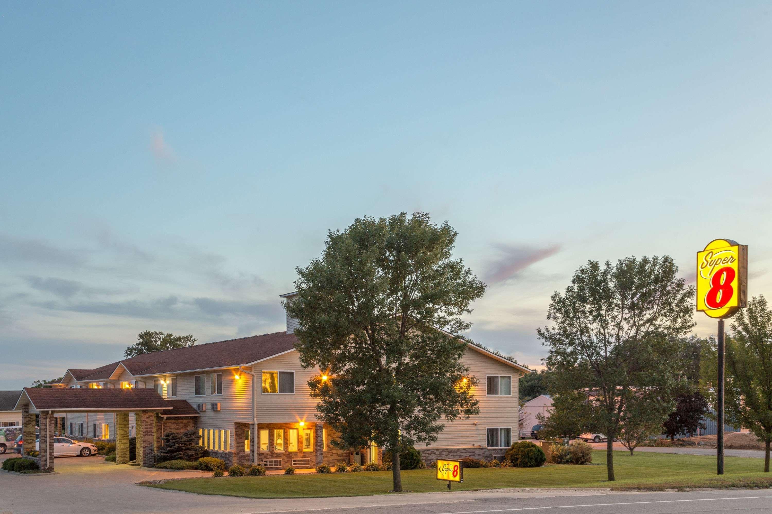 Super 8 By Wyndham Cresco Ia Hotel Exterior photo
