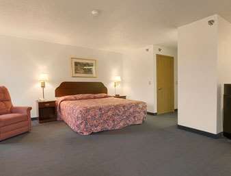 Super 8 By Wyndham Cresco Ia Hotel Room photo